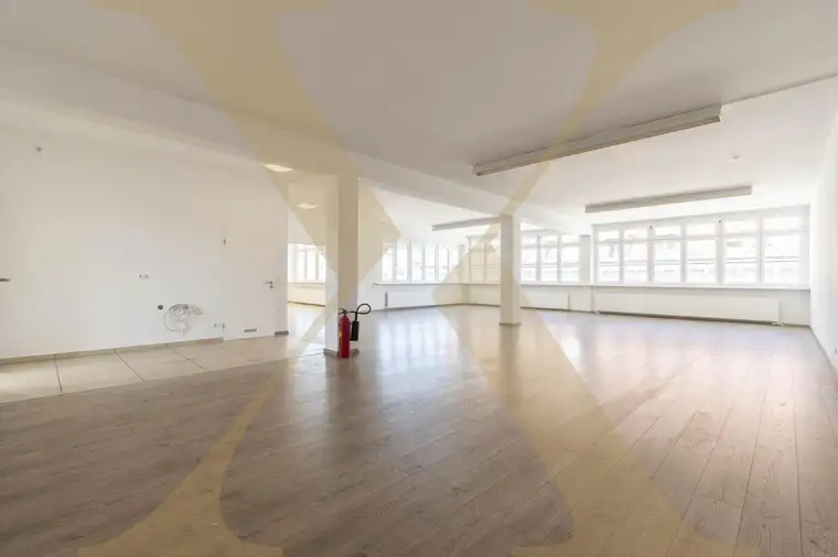 Lichtdurchflutete Bürofläche mit Schulungsraum in der Linzer Innenstadt zu vermieten!