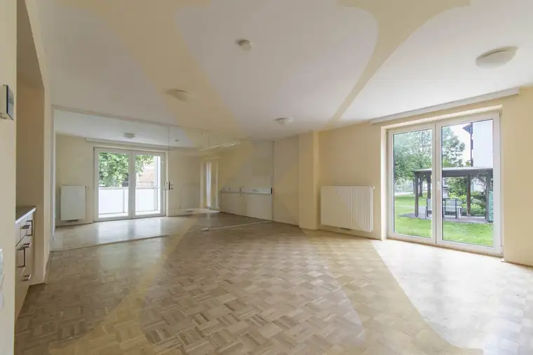 3 MONATE MIETFREI! Helle Büro-/Praxisfläche mit Loggia und Küche in Laakirchen zu vermieten!