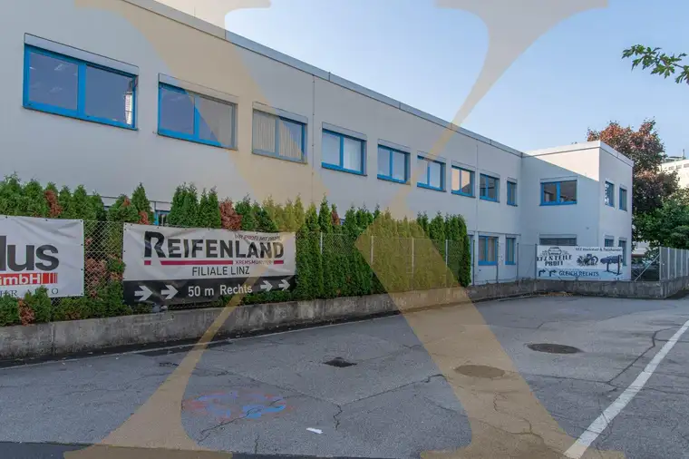 Lagerhalle inkl. Rampe und Lastenlift (Anlieferung EG) mit davorliegender Ladezone in Leonding zu vermieten!