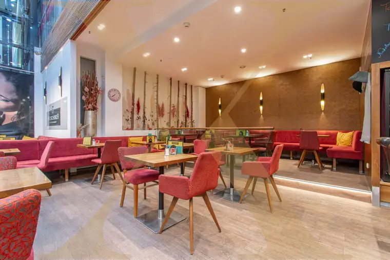 Top Sichtbarkeit! Café-/Gastrofläche im ATRIUM mit hoher Kundenfrequenz zu vermieten!