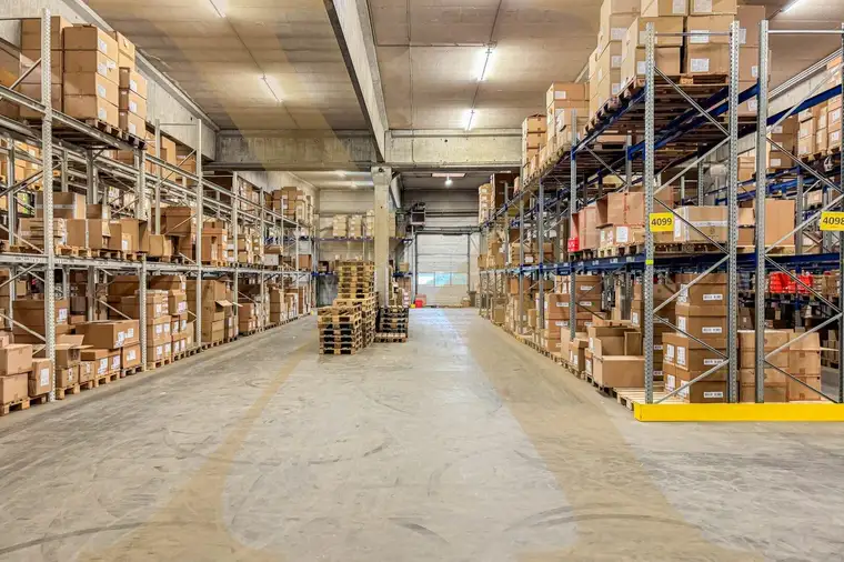 Lagerhalle samt Büros in verkehrstechnisch optimaler Lage in Wels zu vermieten! Gleisanschluss vorhanden! Erweiterbar!