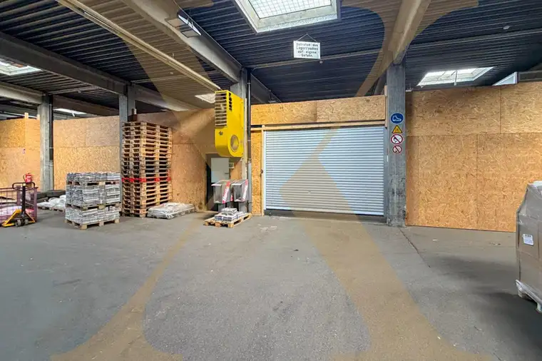 Lagerhalle mit Rolltor und Büro in Linz zu vermieten!