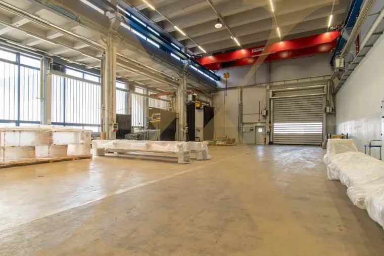 Produktions- und Lagerhalle mit Krananlagen in Linz zu vermieten!