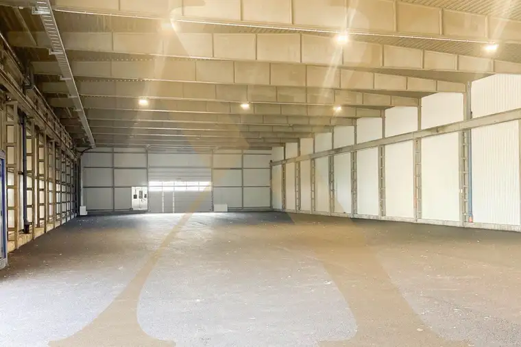 Großzügige Lagerhalle mit ca. 2.147m² in Ried im Innkreis zu vermieten! Teilbar! Freiflächen vorhanden!