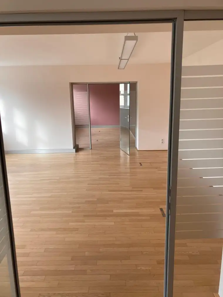 120m2 Top-Büro mit Glaswänden und Klimadecken in wunderschöner Lage PROVISIONSFREI und 1. Monat MIETFREI. Mietzins 1.632.- netto