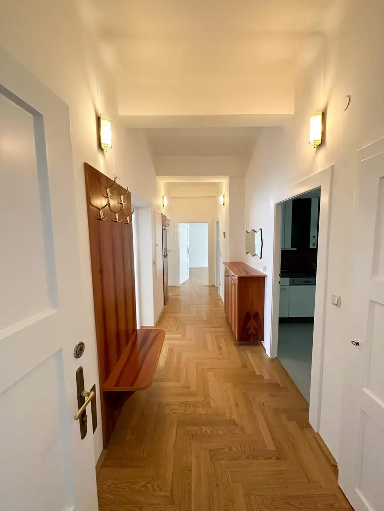 Top Sanierte und großzügige 2-Zimmer Altbauwohnung mit Loggia