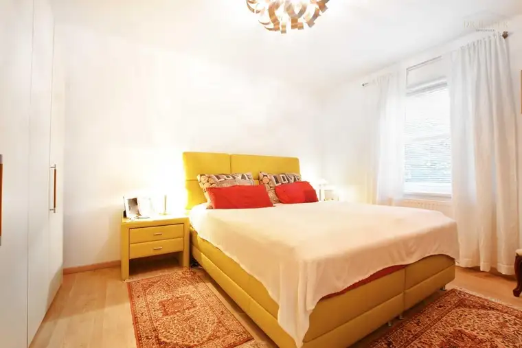Stilvolle vier Zimmer Wohnung mit Garten