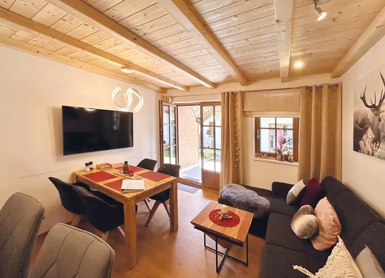 FERIENWOHNUNG – alpiner Wohntraum mit Garten, ihr Rückzugsort in den Bergen mit TOP–Rendite