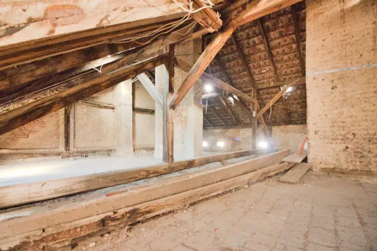 400m2 Grundfläche | Rohdachboden | direkt bei der U-Bahn-Station Thaliastraße