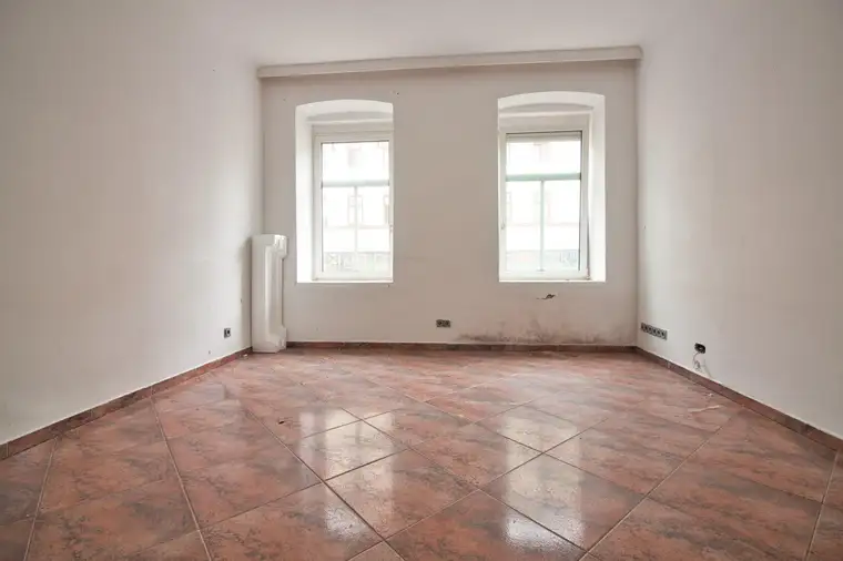 Kurzzeitvermietung möglich | Sanierungsbedürftige 1-Zimmer-Wohnung mit WC angrenzend | Hochparterre