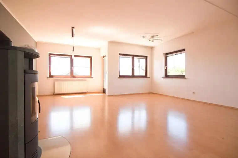 Gut geschnittene, lichtdurchflutete Maisonette mit Kamin &amp; Südbalkon | 111 m² auf zwei Ebenen | inkl. Stellplatz