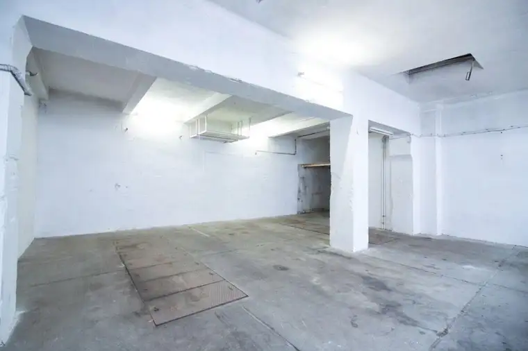 Vielseitig nutzbare Garage | Platz für bis zu 3 Fahrzeuge | Arbeitsgrube | großes Einfahrtstor