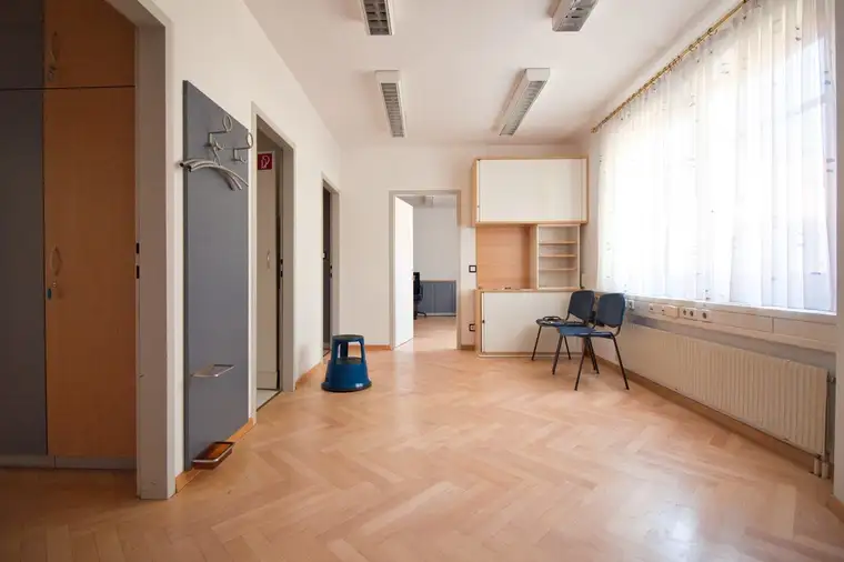 BÜRO/ORDINATION | vielseitige Raumaufteilung mit 153 m² | Einzelräume &amp; großzügiger Mehrzweckraum | ruhige, repräsentative Bestlage