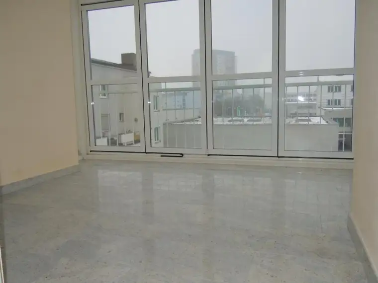 Helle 3,5-Zimmer-Wohnung mit Wintergarten &amp; Loggia - verfügbar ab November 2025