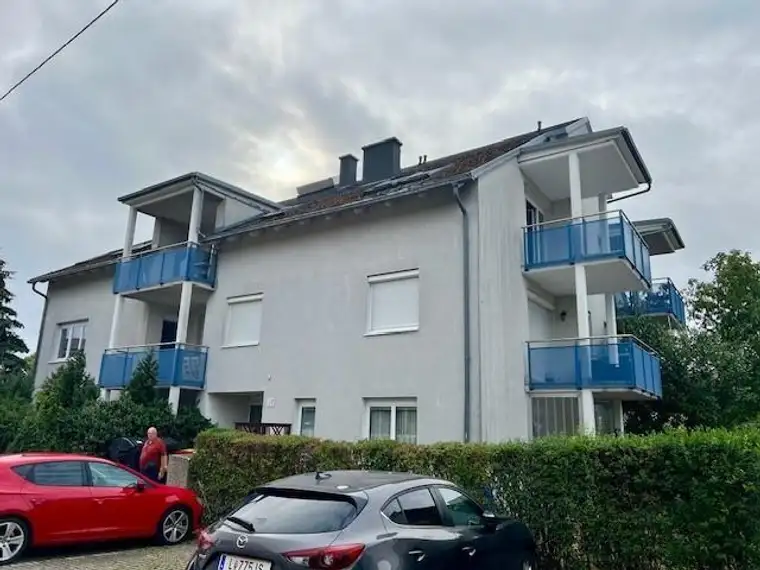 Schöne 2-Zimmer-Dachgeschoss-Wohnung mit Balkon und Parkplatz
