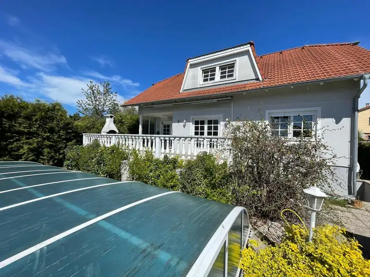 Schönes Einfamilienhaus im Landhausstil mit Garten &amp; Pool