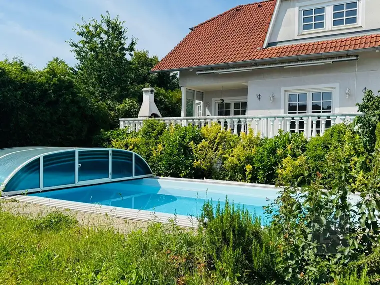 Schönes Einfamilienhaus im Landhausstil mit Garten &amp; Pool