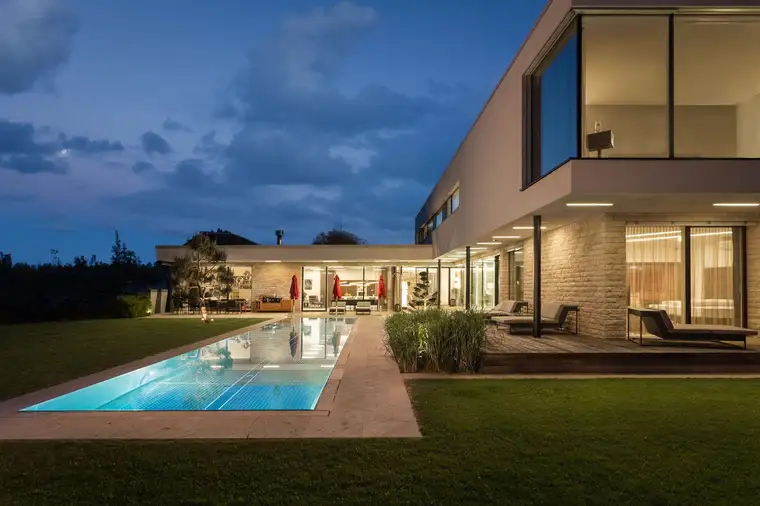 High End Bauhausvilla Nähe Millstättersee mit 16 Meter Edelstahlpool, Erdwärme, Gira Automatisierung voll klimatisiert mit ca. 8300m2 Park mit Altbaumbestand. 