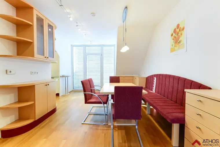 Koffer packen und einziehen: helle 3-Zimmer-Dachgeschoßwohnung am Froschberg