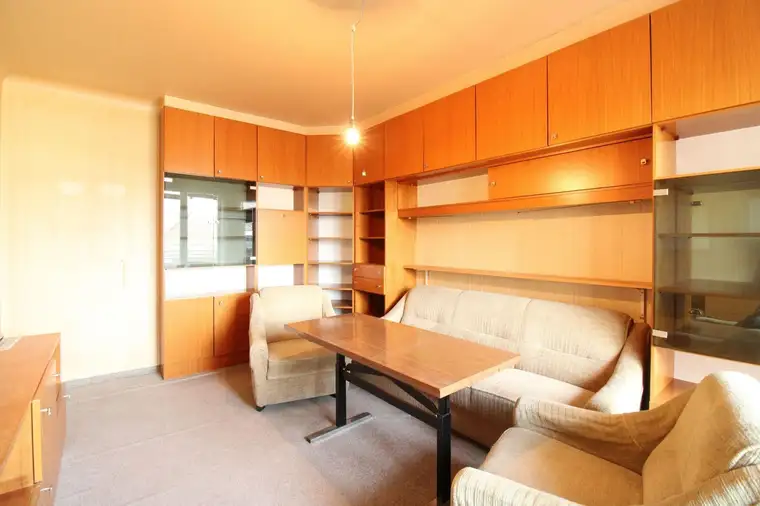 Greifen Sie zu! Renovierungsbedürftige 2-Zimmer-Wohnung mit Loggia in Schwechat