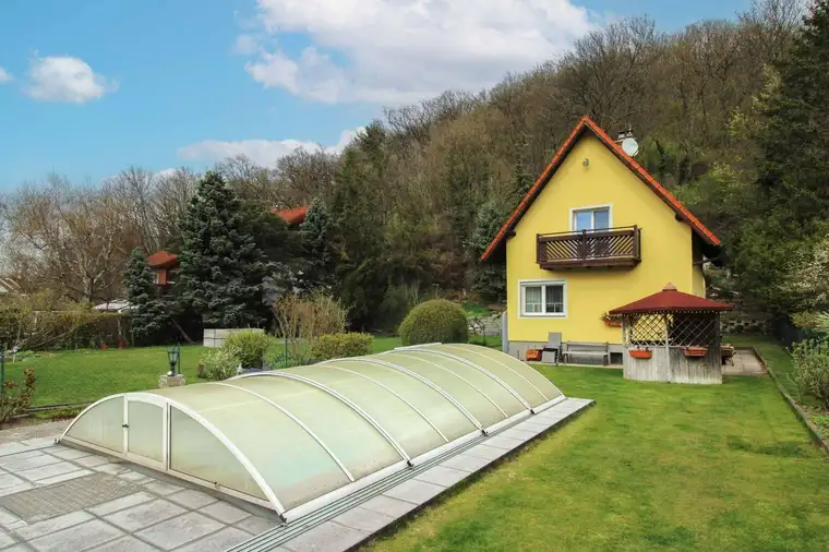 Wohnen in naturnaher Lage: gepflegtes EFH mit Garten und Pool in Leobendorf