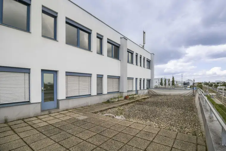 Bezugsfreie Gewerbeimmobilie mit viel Potenzial und guter Ausstattung in Wiener Neudorf