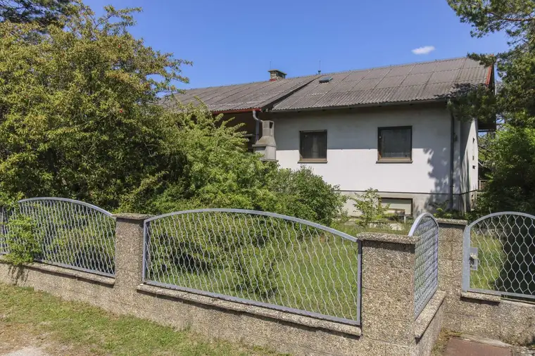 Grünes Wohnen: Einfamilienhaus mit Garten, Garage und viel Potenzial in guter Lage von Eggendorf