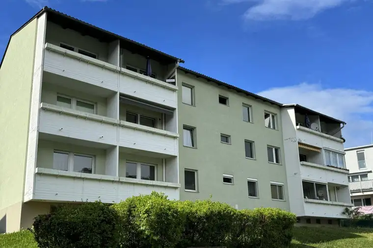 Gemütliches Wohnen in Berndorf mit heller Loggia und Parkplatz