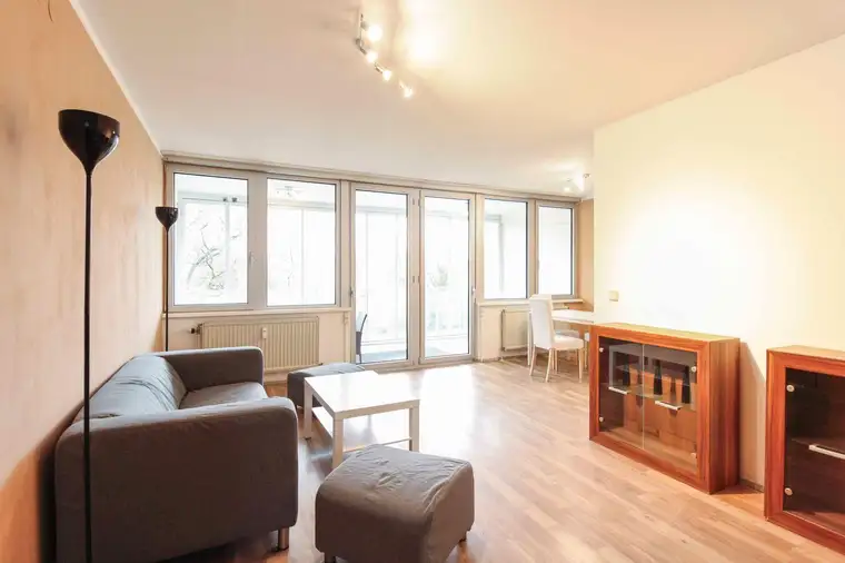 Ort der Gemütlichkeit: 4-Zi.-Maisonette mit großer, verglaster Loggia und Blick ins Grüne