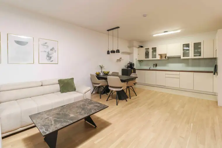 Sofort zu verkaufen! Helle moderne 3-Zimmer-Wohnung mit Loggia im 22. Gemeindebezirk