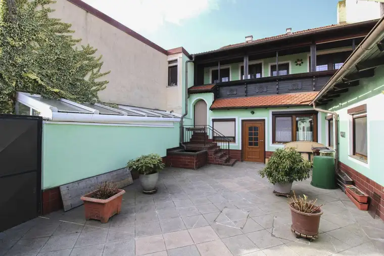 Sofort wohlfühlen: Großzügiges Einfamilienhaus mit traumhaftem Blick ins Grün in Stetten