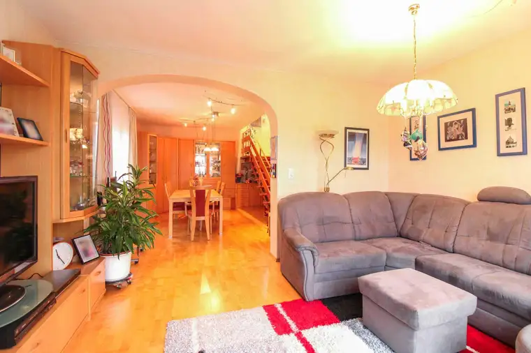 Platz für die ganze Familie! Charmantes Einfamilienhaus mit Gartenidylle und Garagenstellplatz