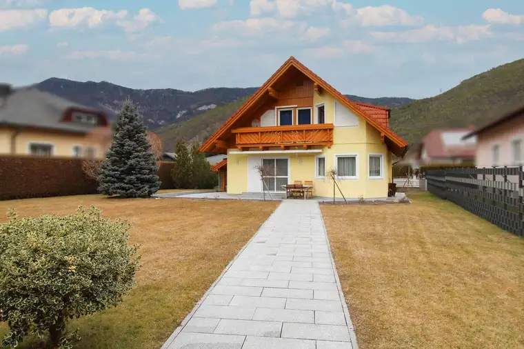 Viel Platz: Neuwertiges Einfamilienhaus samt Garten in Sackgassenlage