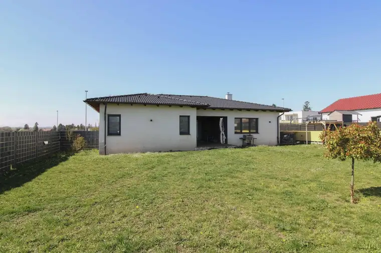 Sofort wohlfühlen: Großzügiger und gepflegter Bungalow mit Gartenparadies in Ringelsdorf