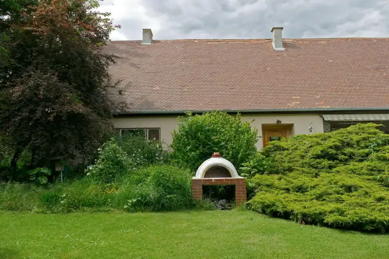 Schönes Grundstück mit Altbestand, gleicht einem märchenhaften alten Bauernhaus mit viel Potenzial
