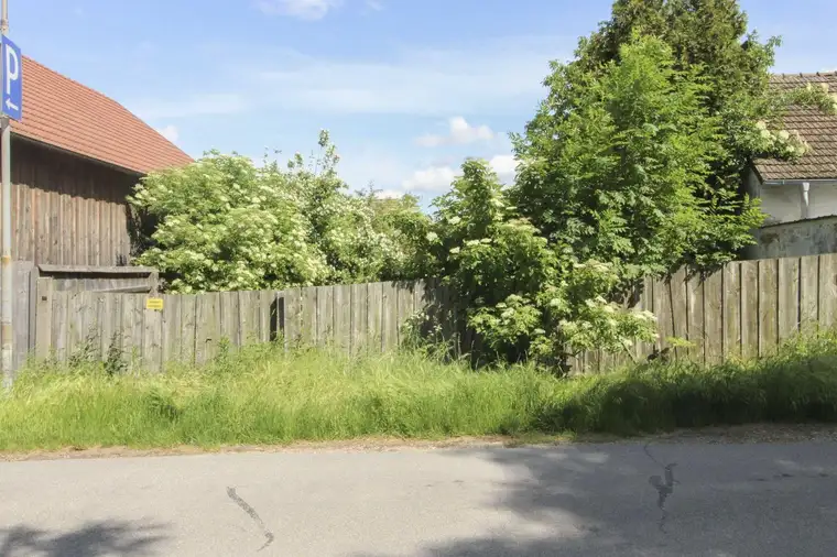 Voll aufgeschlossenes Grundstück in Leitzersdorf mit Altbestand neben dem Abenteuerspielplatz