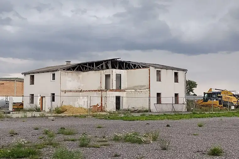 aufgeschlossenes Gewerbegrundstück mit ehemaligem Arbeiterquartier in Bestlage von Wöllersdorf