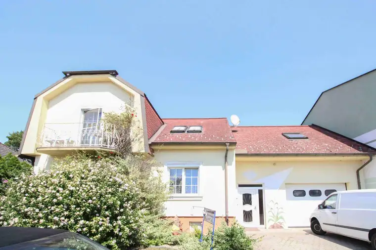 Großzügiges Haus mit großer Garage und schönem Garten ! 