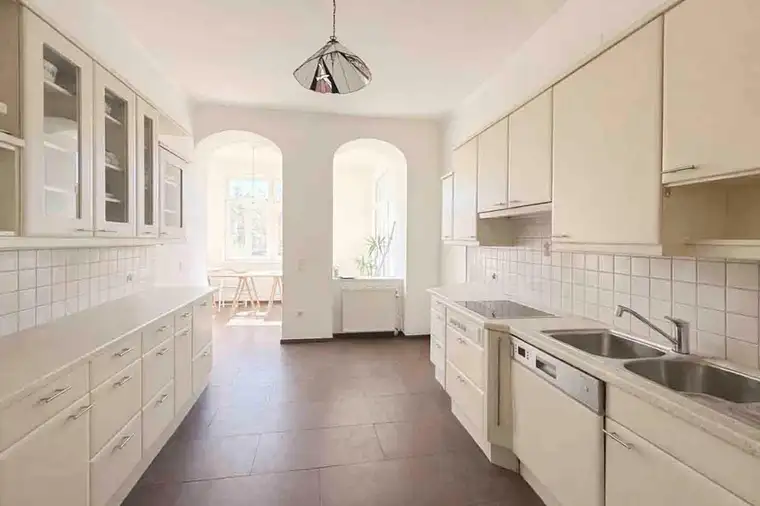 Exklusive Jahrhundertwendevila mit Garten, Pool, Garage und zusätzlicher Wohneinheit