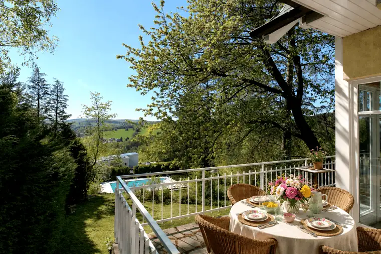 Luxuriöses Wohnen nahe Wien – Stadtvilla mit Gästehaus, Pool und traumhaftem Fernblick