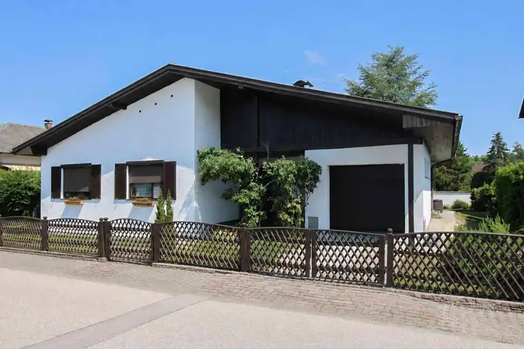 Viel Raum für schöne Momente – Gepflegter Bungalow mit sonnigem Garten, Garage und zwei Terrassen
