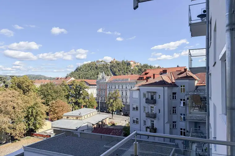 Traumhaft schöne und gut aufgeteilte 3 Zimmerwohnung mit zwei Balkonen und Blick auf den Uhrturm