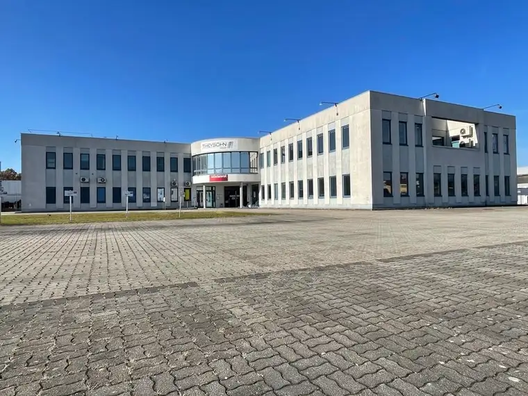 Büro- bzw. Schulungs-Gebäude + 3000 m² Freifläche