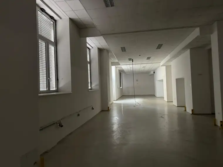 Ebenerdiges Lager in zentraler Lage