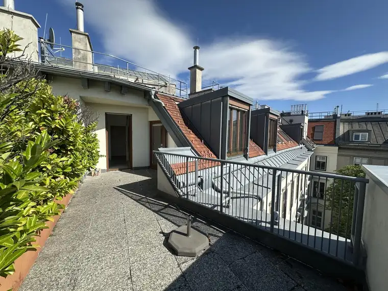 Stilvoll wohnen am Rooseveltplatz: 4-Zimmer-Dachgeschoss mit Terrasse | Klimatisiert