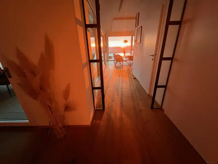 ** Designerpenthouse mit vielen Raffinessen ** 70m² Terrasse mit Panoramablick ** atemberaubende Sonnenuntergänge ** High-End-Ausstattung ** Tischlermöbel inklusive ** Sackgassenlage neben Waldrand ** 2 Carports**