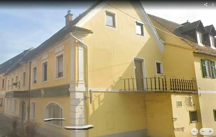 **PREISREDUKTION** sanierungsbedürftiges Zinshaus mitten in Burgau ** 4-Kanthof ** Genehmigung für Umfassende ** 9 Maisonettwohnungen ** 14 Tops **