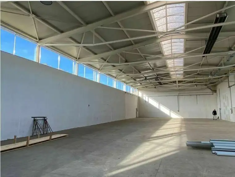 **Hallen mit Industriewidmung** auch für Schwerverkehr geeignet**Top Anbindung an S7 und Südautobahn**