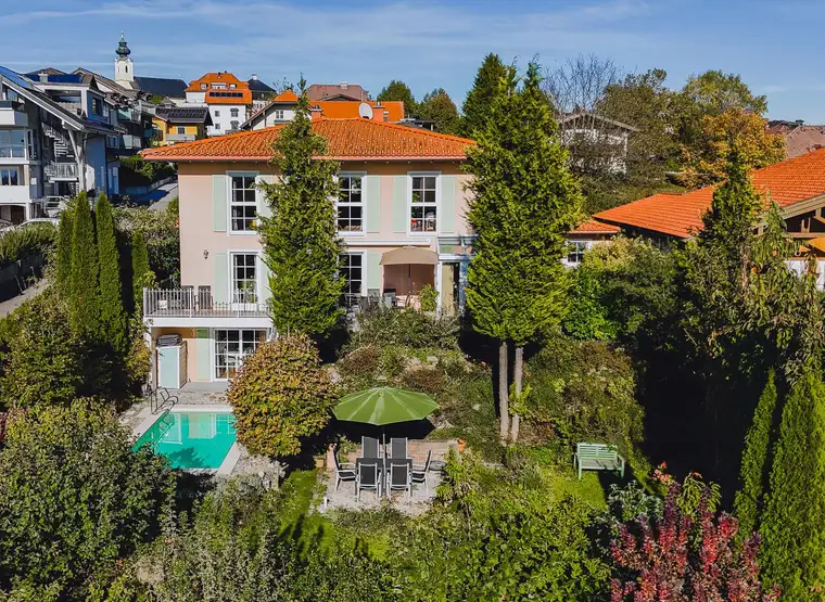 Charmante, lichtdurchflutete Toskana-Villa in unverbaubarer Lage von Elixhausen