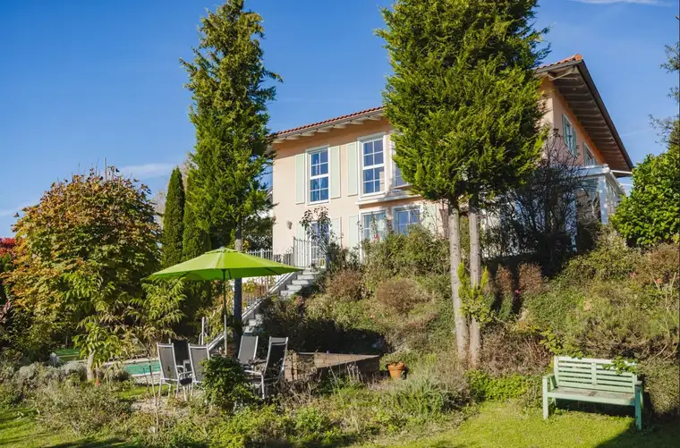 Charmante, lichtdurchflutete Toskana-Villa in unverbaubarer Lage von Elixhausen